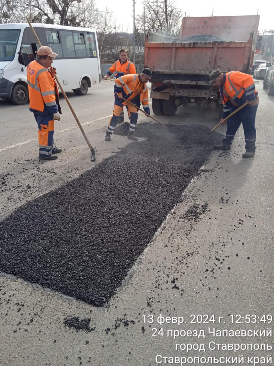 Дорожники Ставрополя продолжают приводить в порядок транспортные пути после  зимы